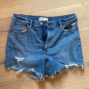 Abercrombie The 4” Mom shirt high rise